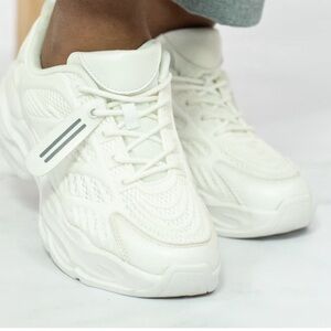 🔥SheIn Chunky White Sneaker!Size:9(fits like 8 1/2)Very comfortable.Color:white